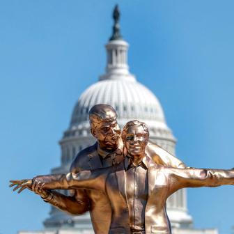 Škoda tyhle fotky minout: mystické tetování, pády i pocty nebo kočičí město