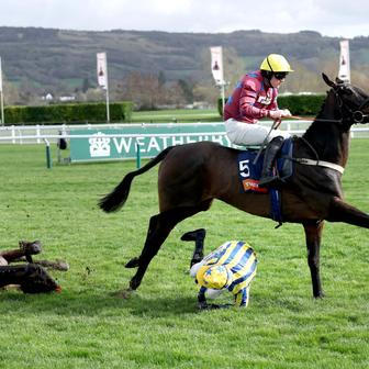 Škoda tyhle fotky minout: mystické tetování, pády i pocty nebo kočičí město