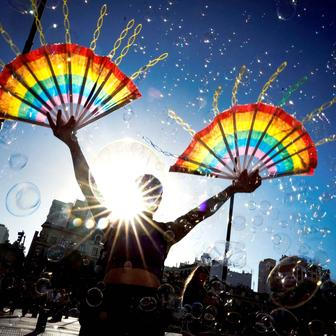 Škoda tyhle fotky minout: mystické tetování, pády i pocty nebo kočičí město