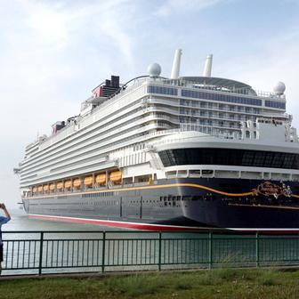 Škoda tyhle fotky minout: mystické tetování, pády i pocty nebo kočičí město