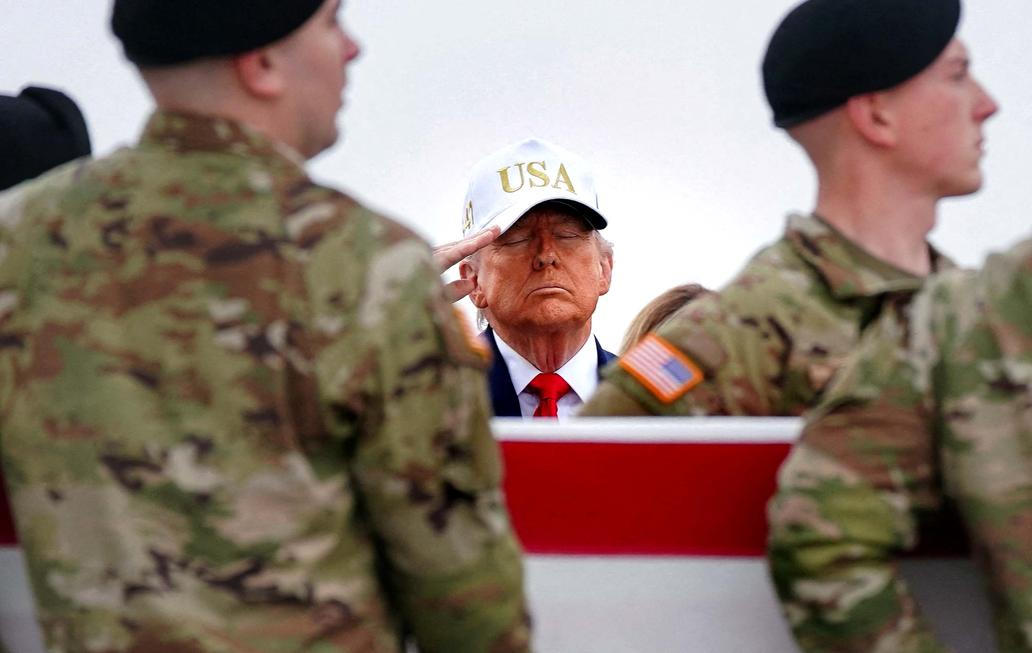 Škoda tyhle fotky minout: mystické tetování, pády i pocty nebo kočičí město