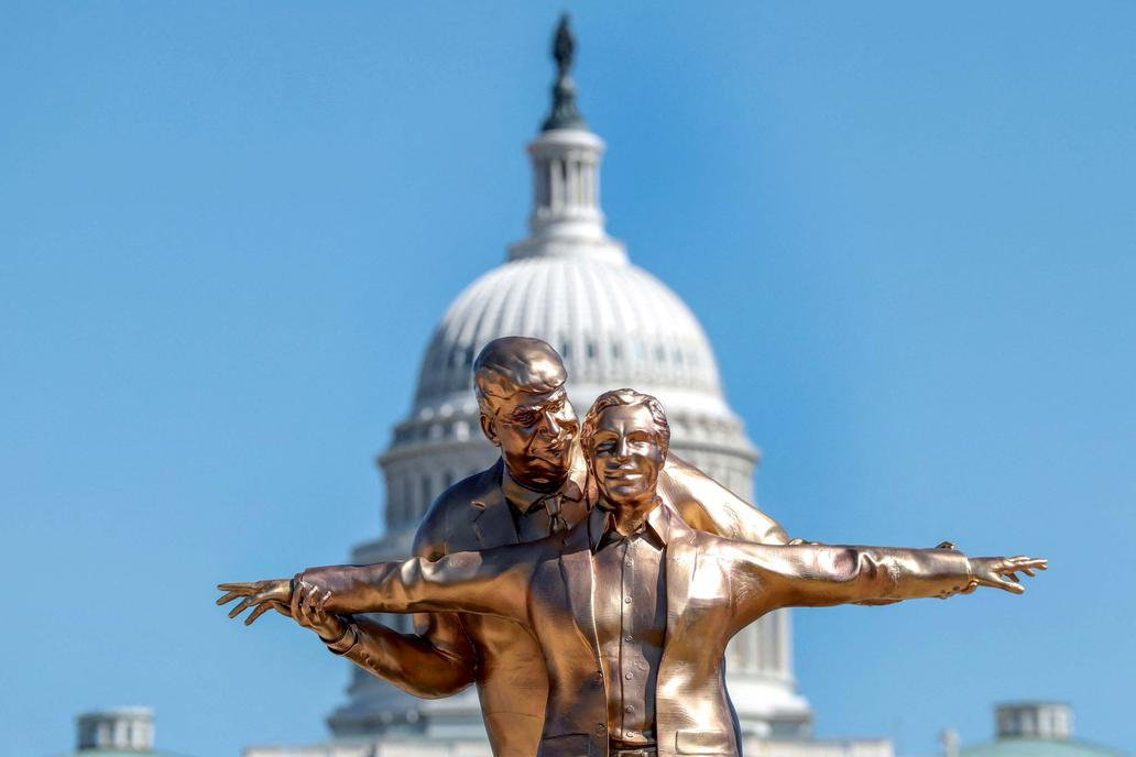 Škoda tyhle fotky minout: mystické tetování, pády i pocty nebo kočičí město