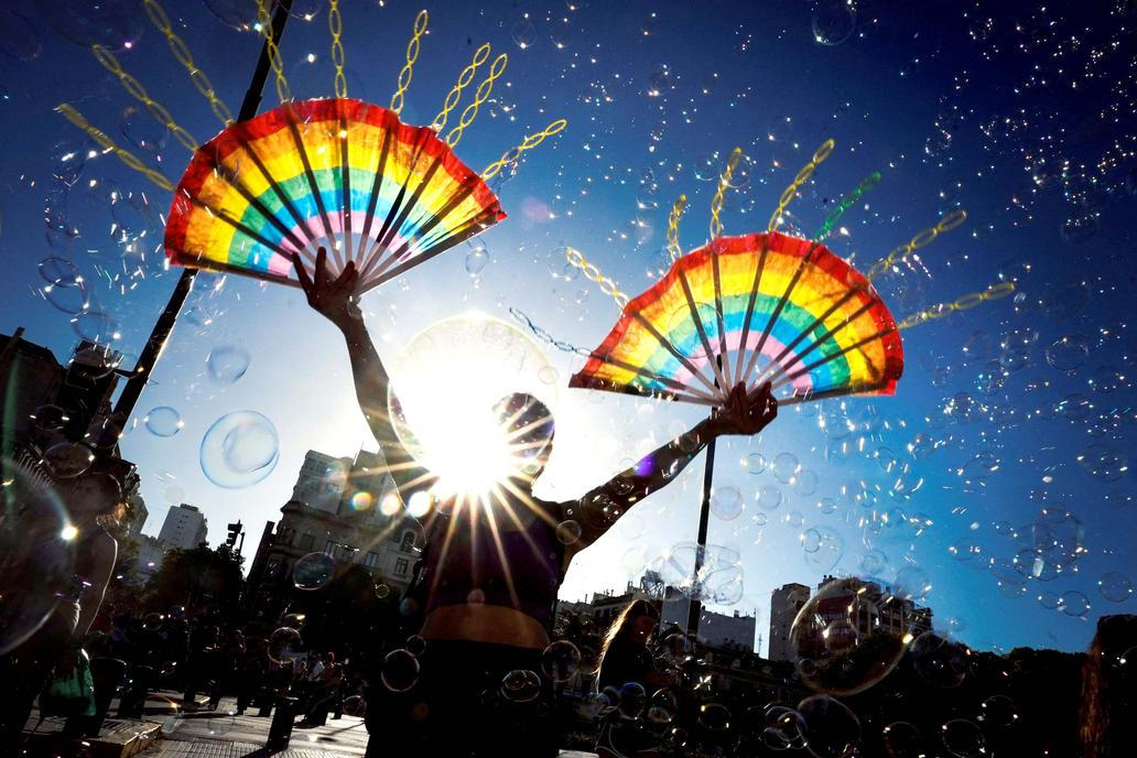 Škoda tyhle fotky minout: mystické tetování, pády i pocty nebo kočičí město