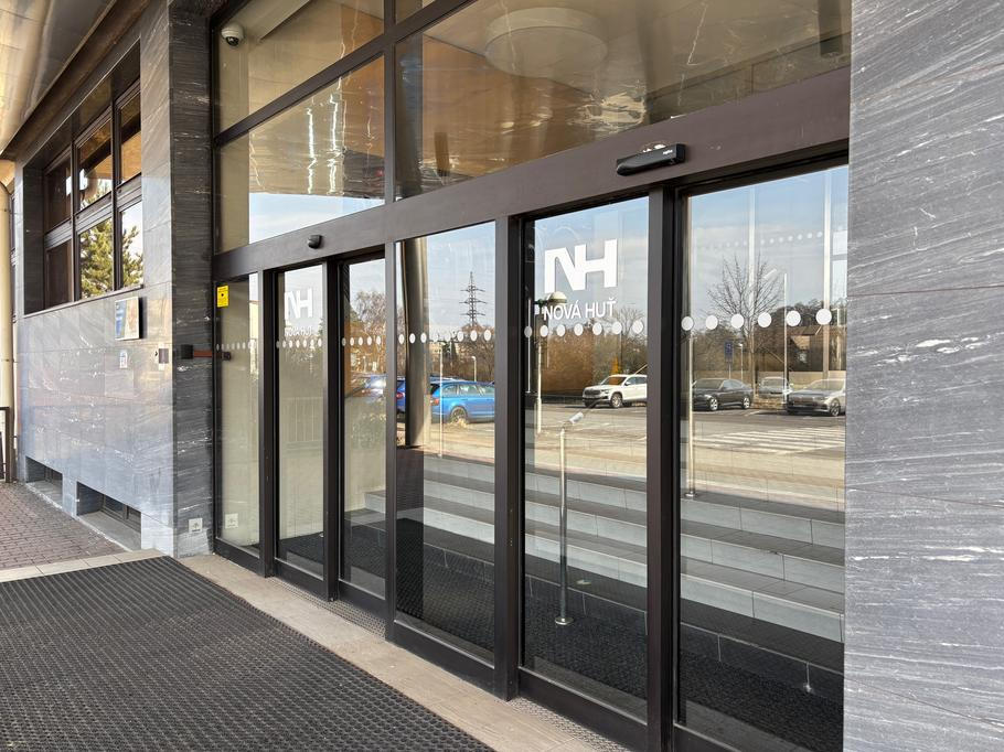 Ředitelství Nové hutě je nyní také výrazně tišší a prázdnější, než bývalo v minulých letech před krachem podniku.