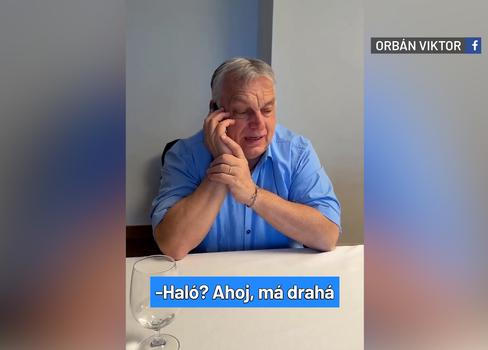 Maďarský premiér Viktor Orbán telefonuje svým dětem a vnoučatům.