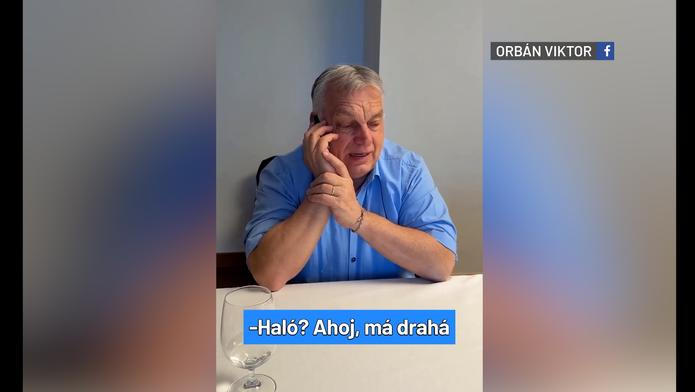 Maďarský premiér Viktor Orbán telefonuje svým dětem a vnoučatům.
