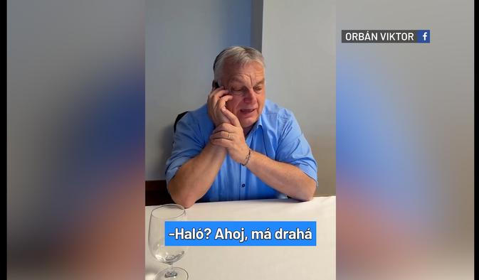 Maďarský premiér Viktor Orbán telefonuje svým dětem a vnoučatům.