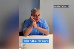 Maďarský premiér Viktor Orbán telefonuje svým dětem a vnoučatům.