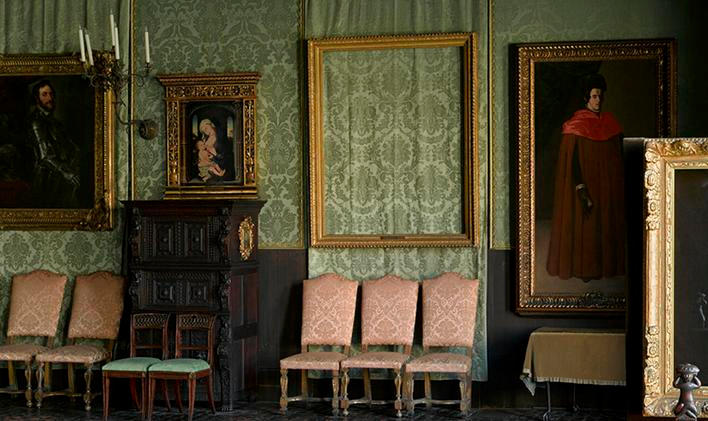 Ráno návštěvníky čekal šok. Na stěnách visely velké, bohatě zdobené rámy – prázdné.