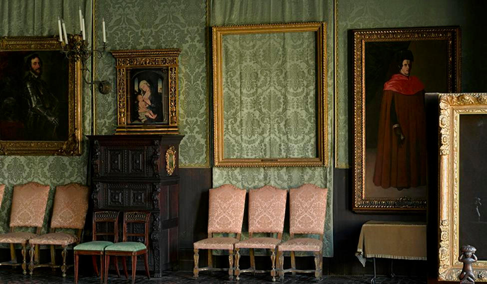 Ráno návštěvníky čekal šok. Na stěnách visely velké, bohatě zdobené rámy – prázdné.