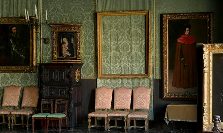 Ráno návštěvníky čekal šok. Na stěnách visely velké, bohatě zdobené rámy – prázdné.