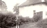 Pan Radomír Kočí získal tuto fotografii od staršího muže, který jako chlapec na zámečku vyrůstal. Právě zde je zachycen, jak se chystá poprvé v životě do školy.
