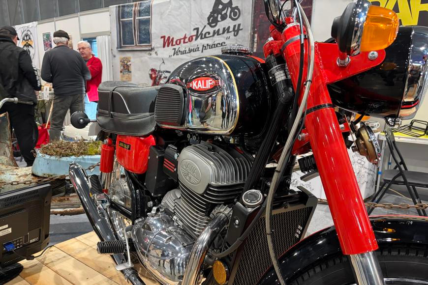Stará Jawa s novým motorem. S Kalifem se vrací jedna z nejhezčích československých motorek do hry