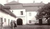 Takto vypadal zámeček ještě před tím, než začal chátrat. Na snímku je zachycena rodina Petrů, která patří mezi jeho někdejší majitele.