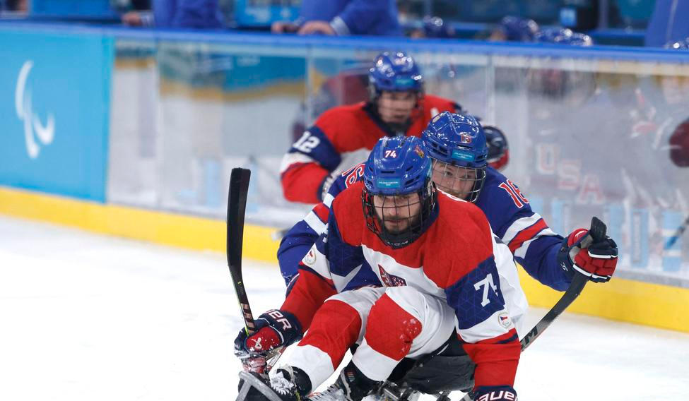 Michal Geier a Declan Farmer v semifinále parahokejistů Česko - USA na OH 2026