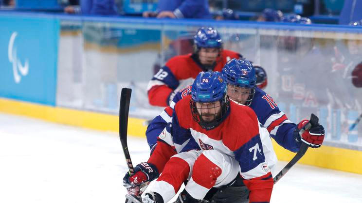Michal Geier a Declan Farmer v semifinále parahokejistů Česko - USA na OH 2026