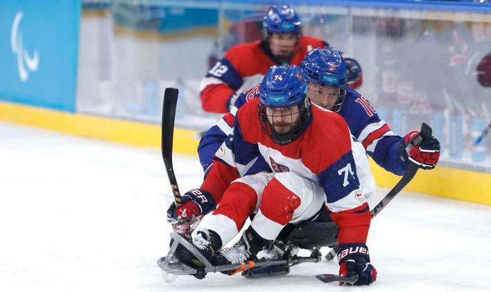 Michal Geier a Declan Farmer v semifinále parahokejistů Česko - USA na OH 2026