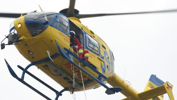 Do nemocnice dopraví vrtulník pacienta za pár minut. Další minuty ale zabere cesta z heliportů do budovy nemocnice.