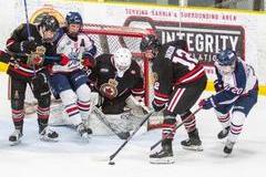 Hokejisté Sarnia Legionnaires (v černých dresech) v utkání GOHL