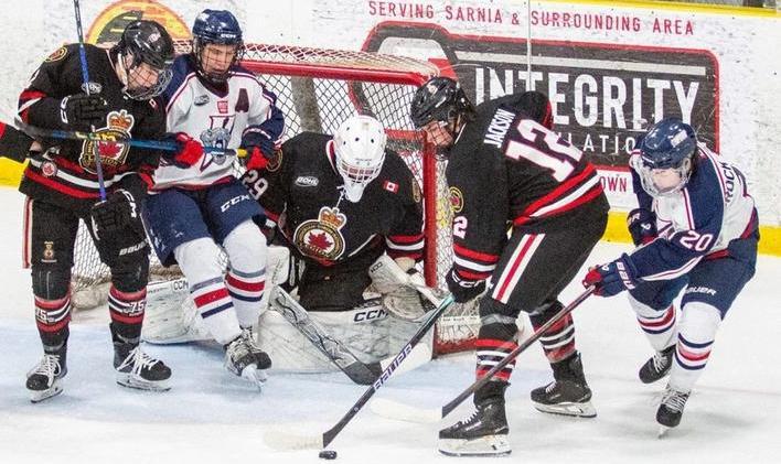 Hokejisté Sarnia Legionnaires (v černých dresech) v utkání GOHL