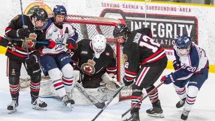 Hokejisté Sarnia Legionnaires (v černých dresech) v utkání GOHL