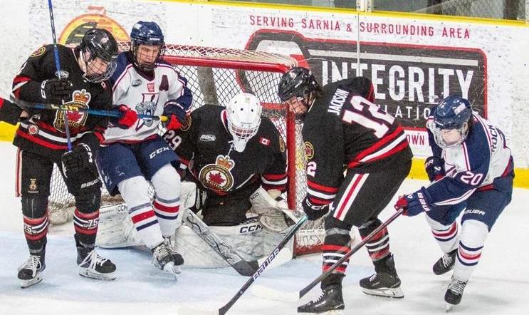 Hokejisté Sarnia Legionnaires (v černých dresech) v utkání GOHL