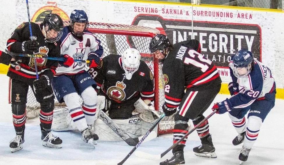Hokejisté Sarnia Legionnaires (v černých dresech) v utkání GOHL