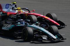 Mercedes driver George Russell, Mercedes a Lewis Hamilton, v ve sprintu v rámci VC Číny F1 2026