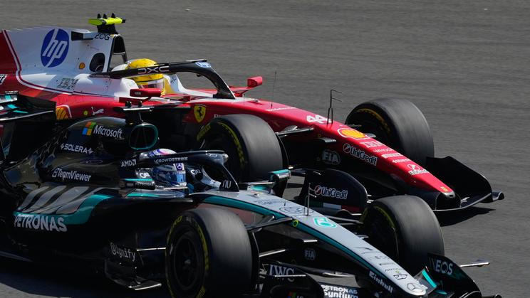 Mercedes driver George Russell, Mercedes a Lewis Hamilton, v ve sprintu v rámci VC Číny F1 2026