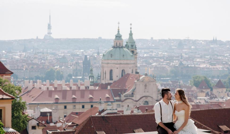 Young,Romantic,Couple,Of,Groom,And,Bride,Sitting,On,The