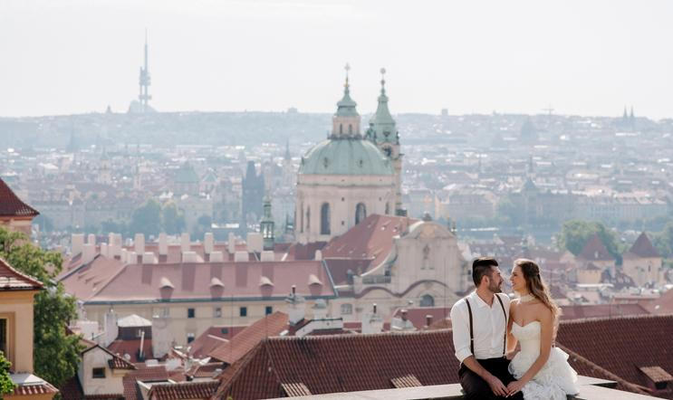 Young,Romantic,Couple,Of,Groom,And,Bride,Sitting,On,The