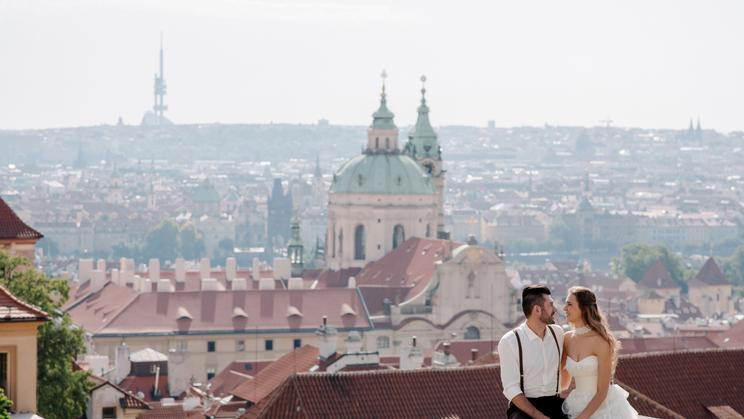 Young,Romantic,Couple,Of,Groom,And,Bride,Sitting,On,The