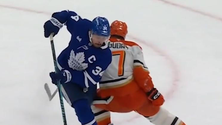 Faul Radko Gudase na Austona Matthewse