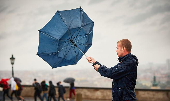Praha / Ilustrační snímek / Vichřice / Silný vítr / Orkán / Smršť / Větrná smršť / Bouře /  Počasí / Podzim