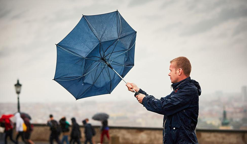 Praha / Ilustrační snímek / Vichřice / Silný vítr / Orkán / Smršť / Větrná smršť / Bouře /  Počasí / Podzim