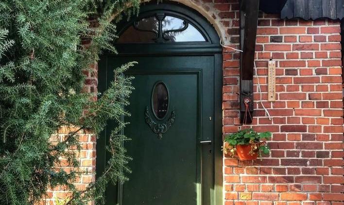 Detail zrestaurovaných vstupních dveří, které manželé nechali opravit.