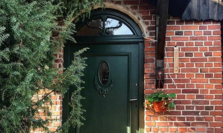 Detail zrestaurovaných vstupních dveří, které manželé nechali opravit.