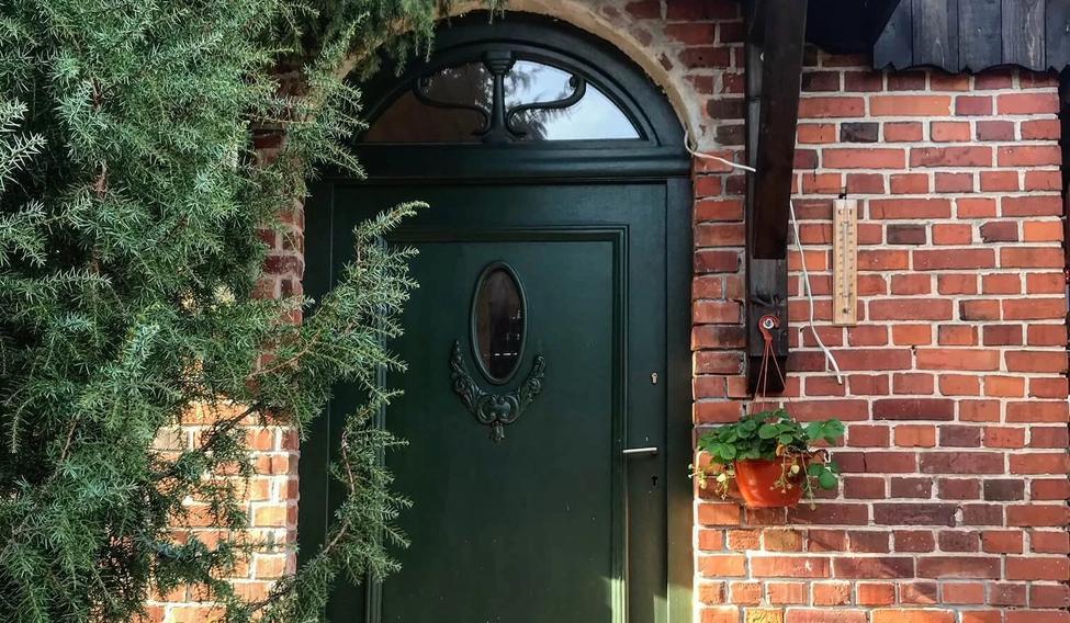 Detail zrestaurovaných vstupních dveří, které manželé nechali opravit.