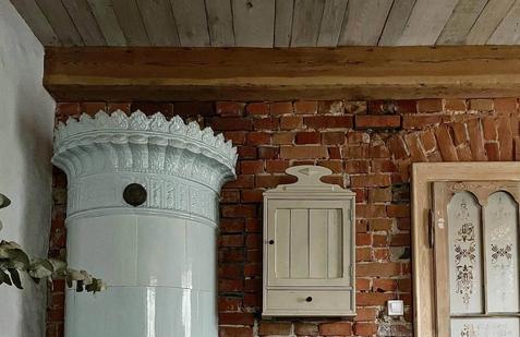 Detail historických zárubní a vitrážových oken, která majitele okouzlila při první prohlídce.