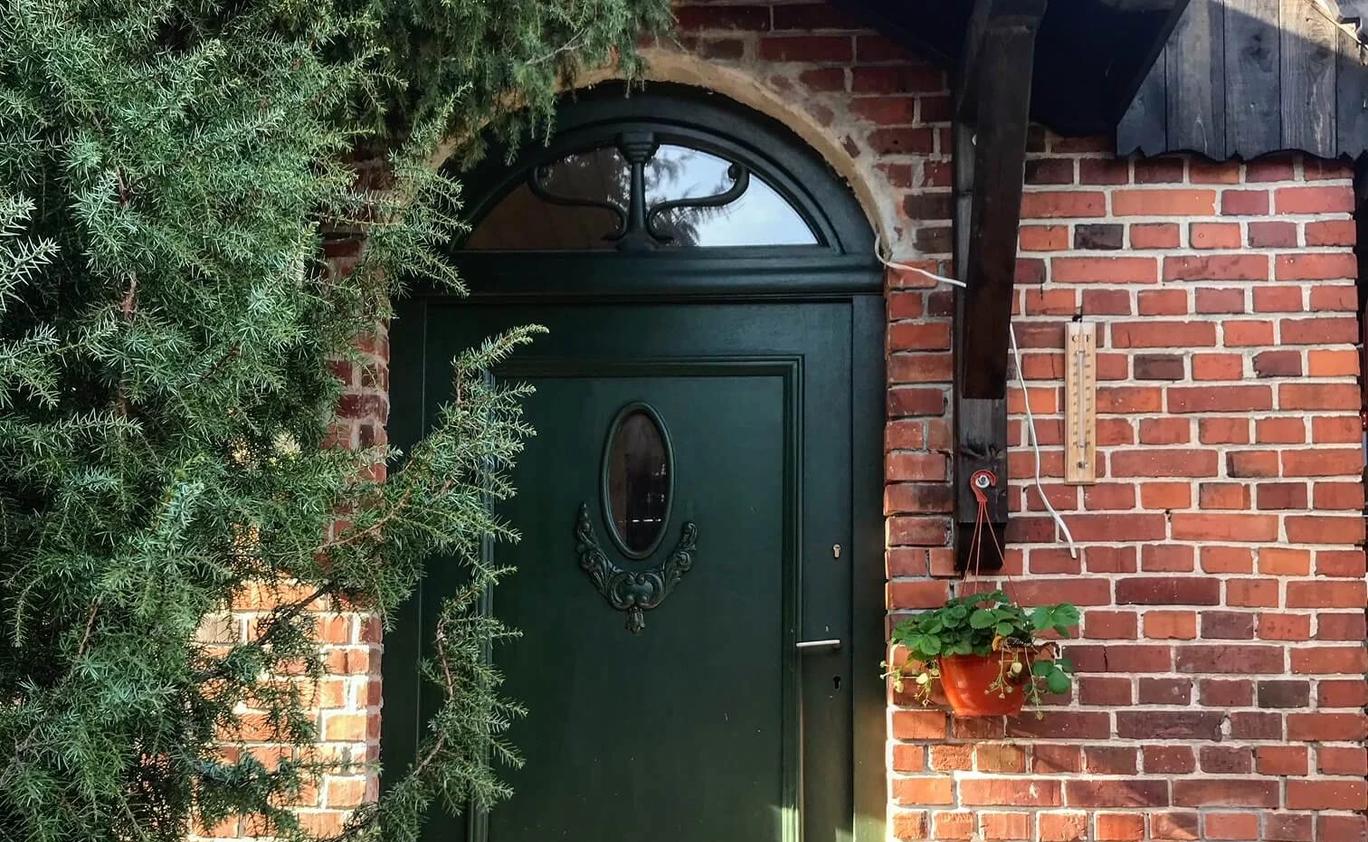 Detail zrestaurovaných vstupních dveří, které manželé nechali opravit.