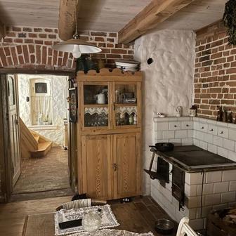 Cihlové podlahy v interiéru doplňuje moderní podlahové vytápění pro vyšší komfort.