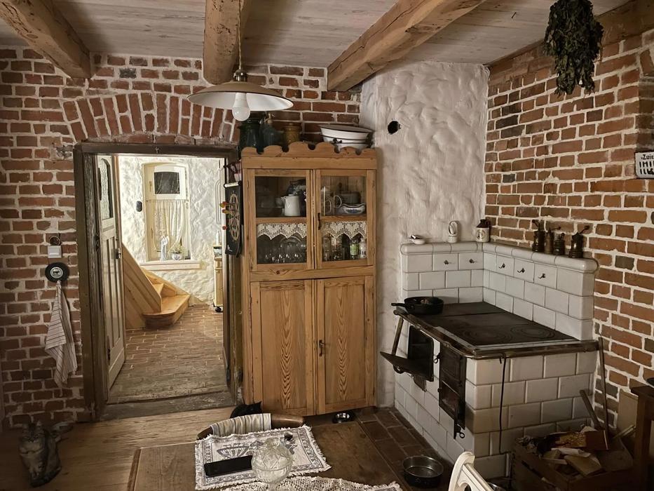 Cihlové podlahy v interiéru doplňuje moderní podlahové vytápění pro vyšší komfort.