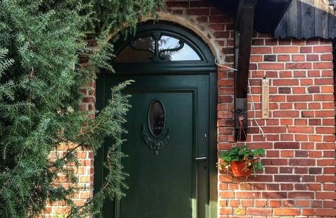 Detail zrestaurovaných vstupních dveří, které manželé nechali opravit.