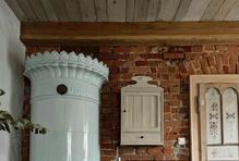 Detail historických zárubní a vitrážových oken, která majitele okouzlila při první prohlídce.