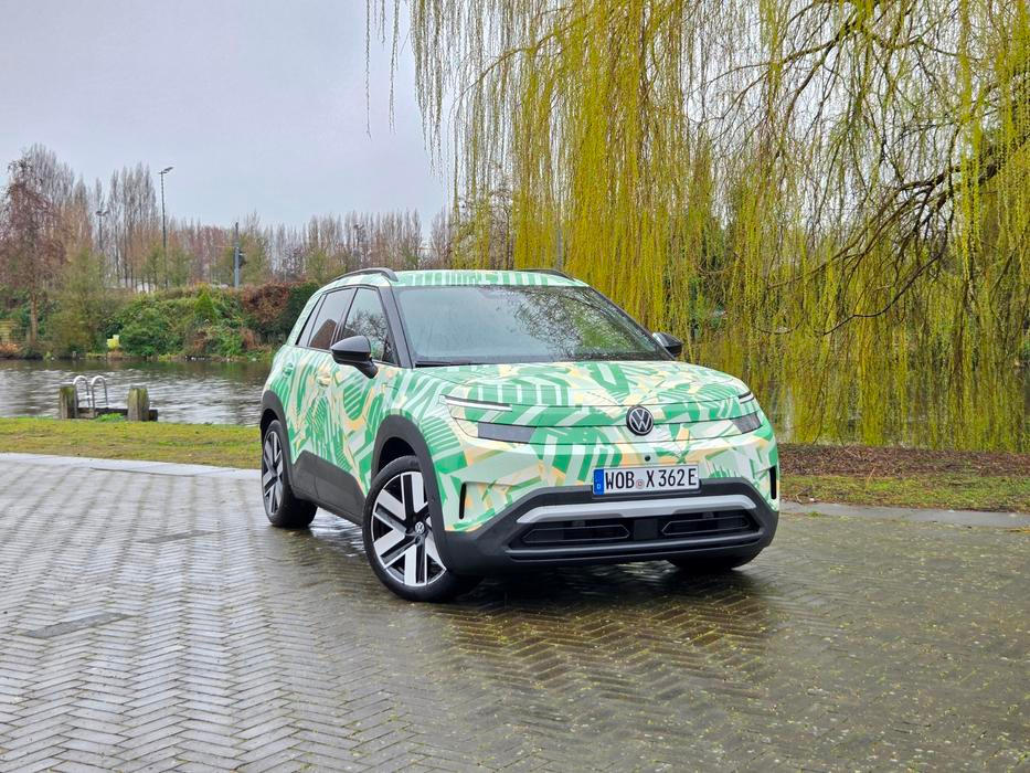 Volkswagen posadil novináře v ulicích Amsterdamu do předsériového prototypu elektrického SUV ID. Cross.