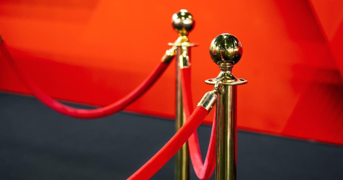 Rope,Fencing,With,Gold,Pillars,With,A,Red,Carpet,For