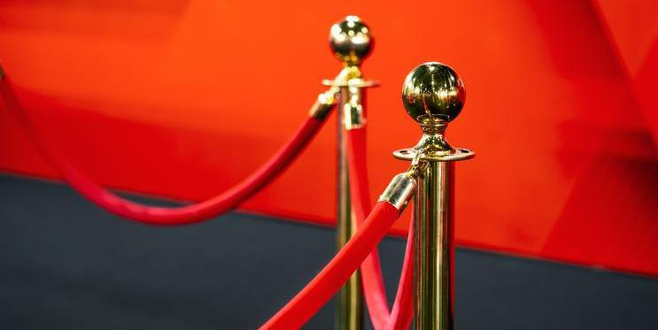 Rope,Fencing,With,Gold,Pillars,With,A,Red,Carpet,For