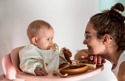 Když se Denisa stala maminkou, řešila problémy jako tisíce dalších rodičů – u jejího syna se projevila intolerance, reflux i nechuť. Proto doma začala experimentovat s jídlem a časem vytvořila projekt, který pomáhá rodinám.