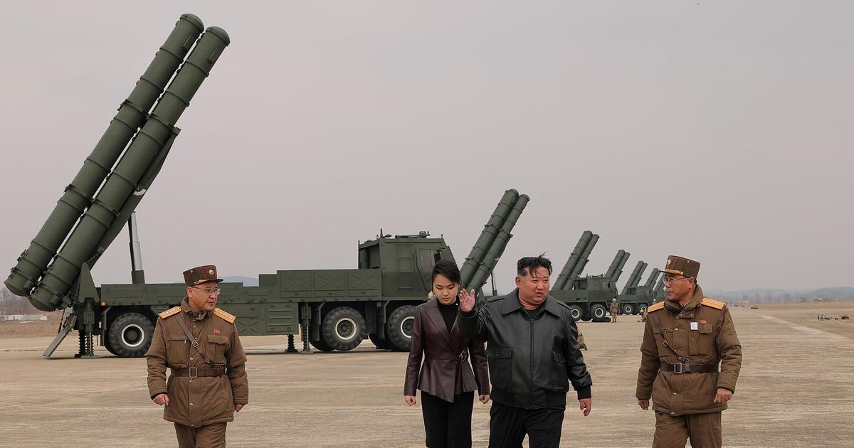 Obrazem: Kim Čong-un s dcerou dohlíželi na raketové cvičení, pak šli sázet stromy