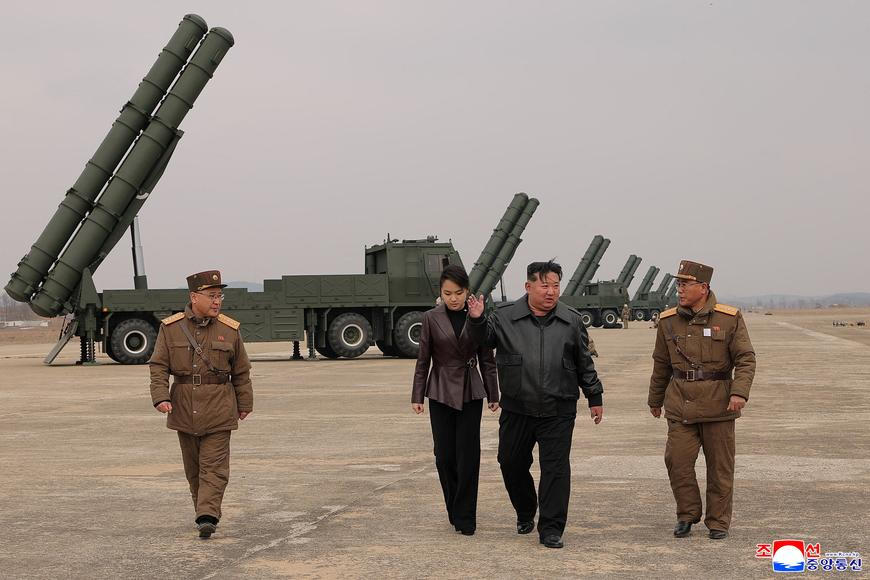 Obrazem: Kim Čong-un s dcerou dohlíželi na raketové cvičení, pak šli sázet stromy